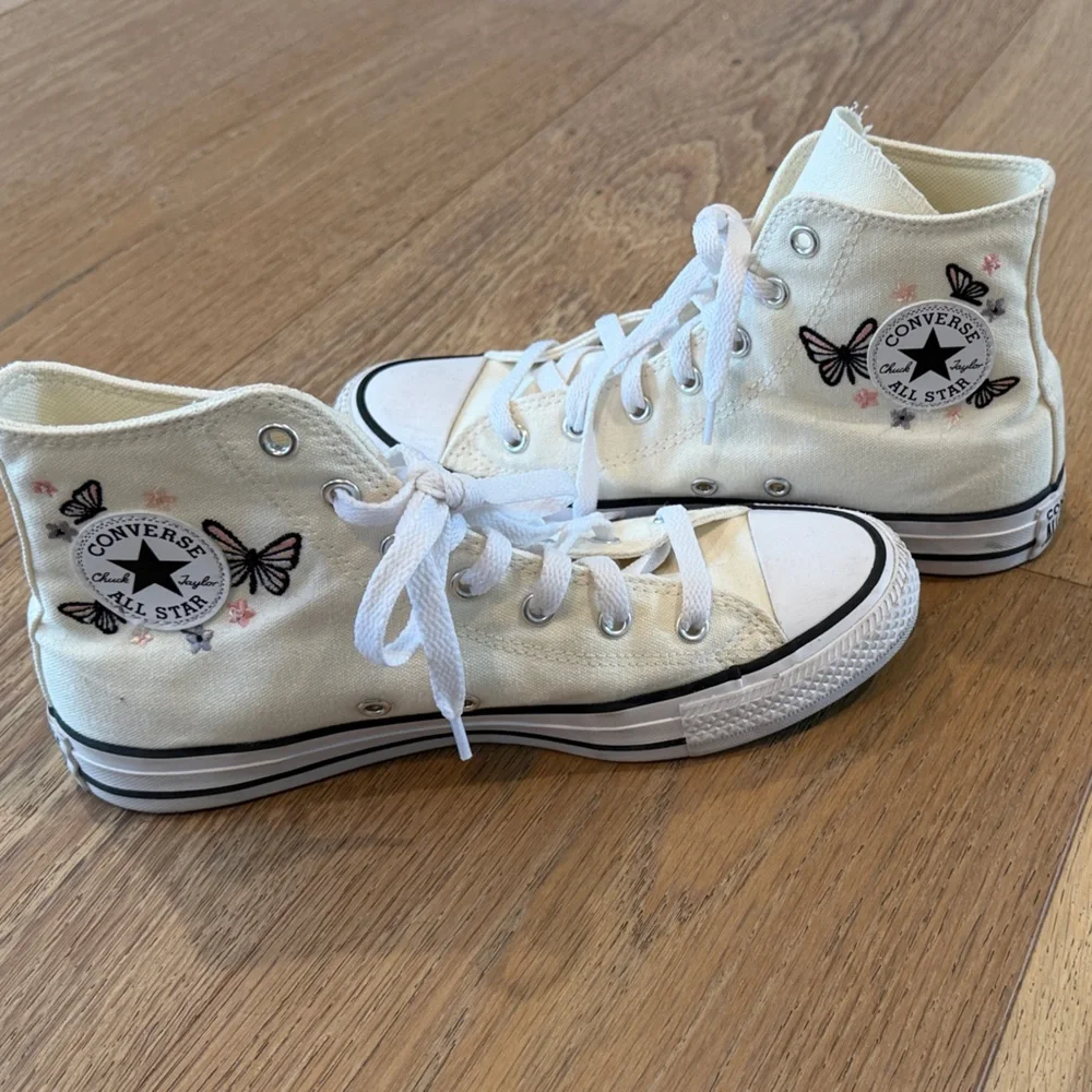 Converse Kids Cream High-Top Sneakers with Pink Butterfly Embroidery